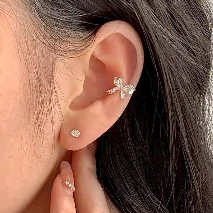 S925純銀｜緞帶౨ৎ蝴蝶結耳骨夾 無耳洞首選 同款耳釘