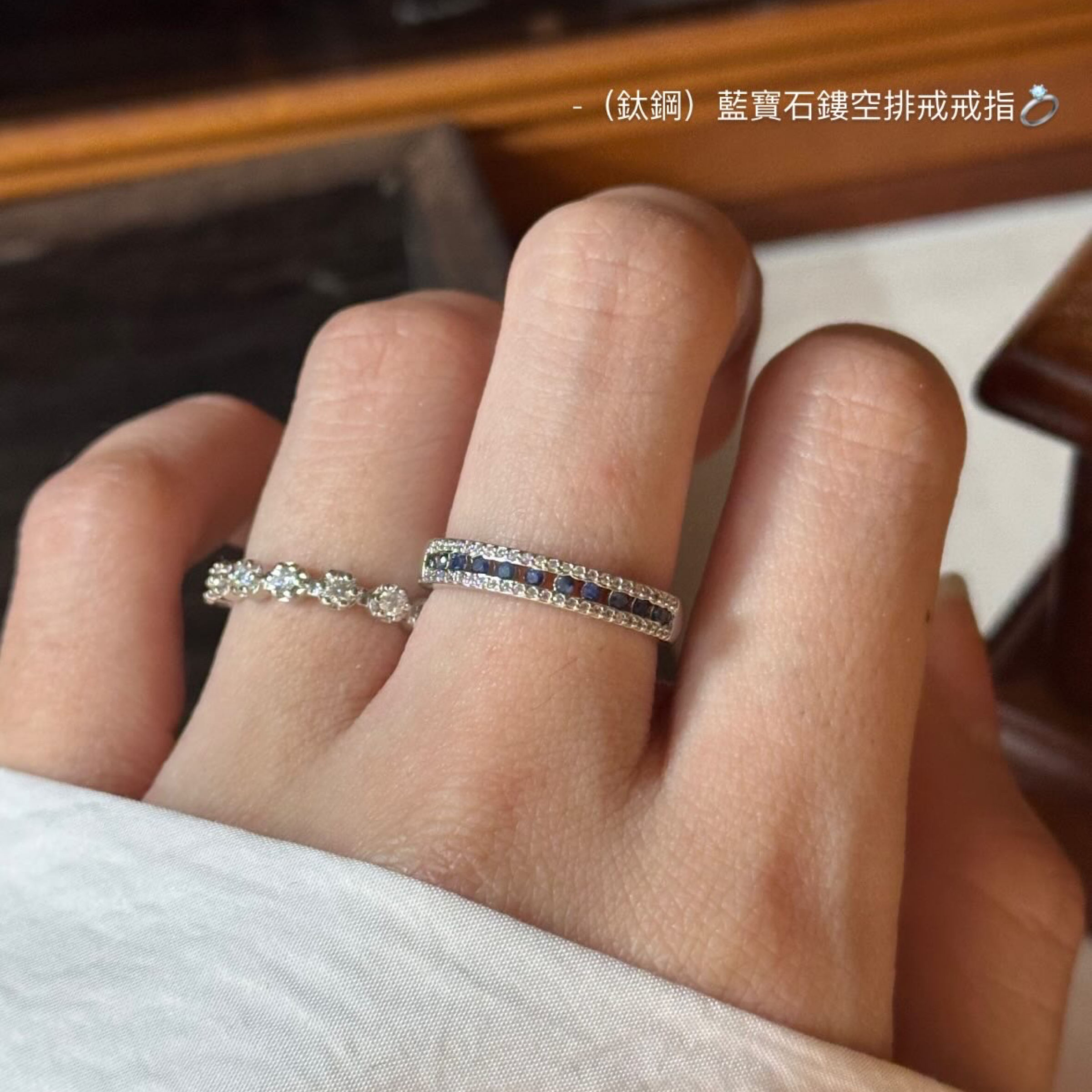（鈦鋼）天然老燒藍寶石鏤空排戒款戒指💍