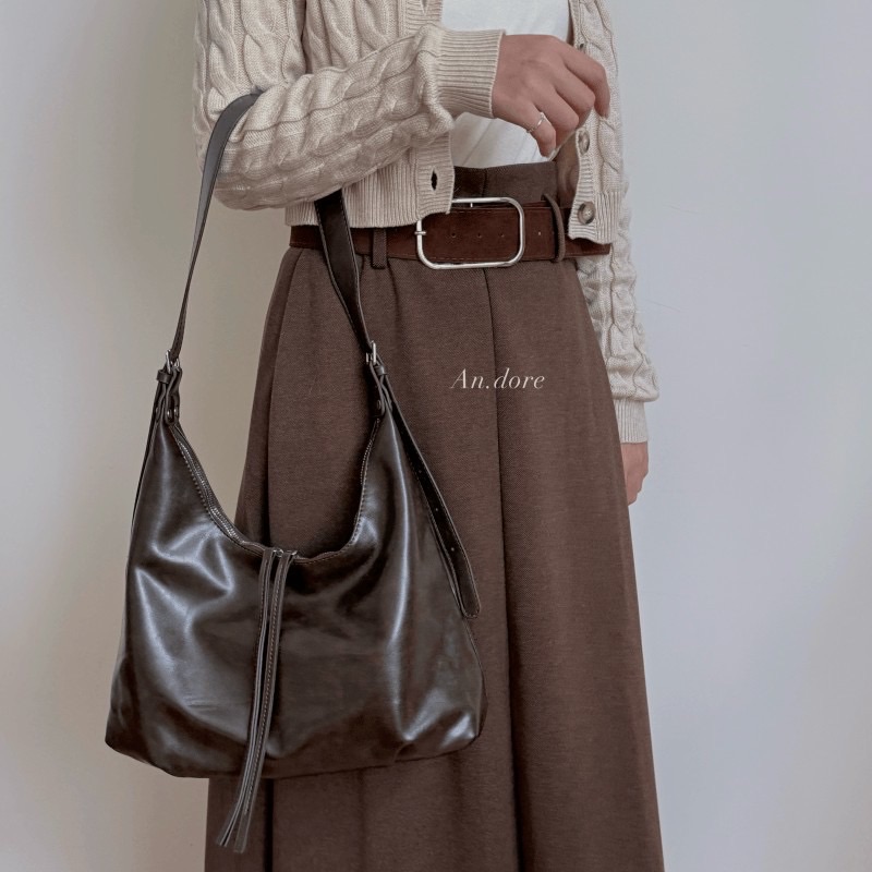 裝再多都不塌！可裝iPad軟皮底版 大容量斜挎包