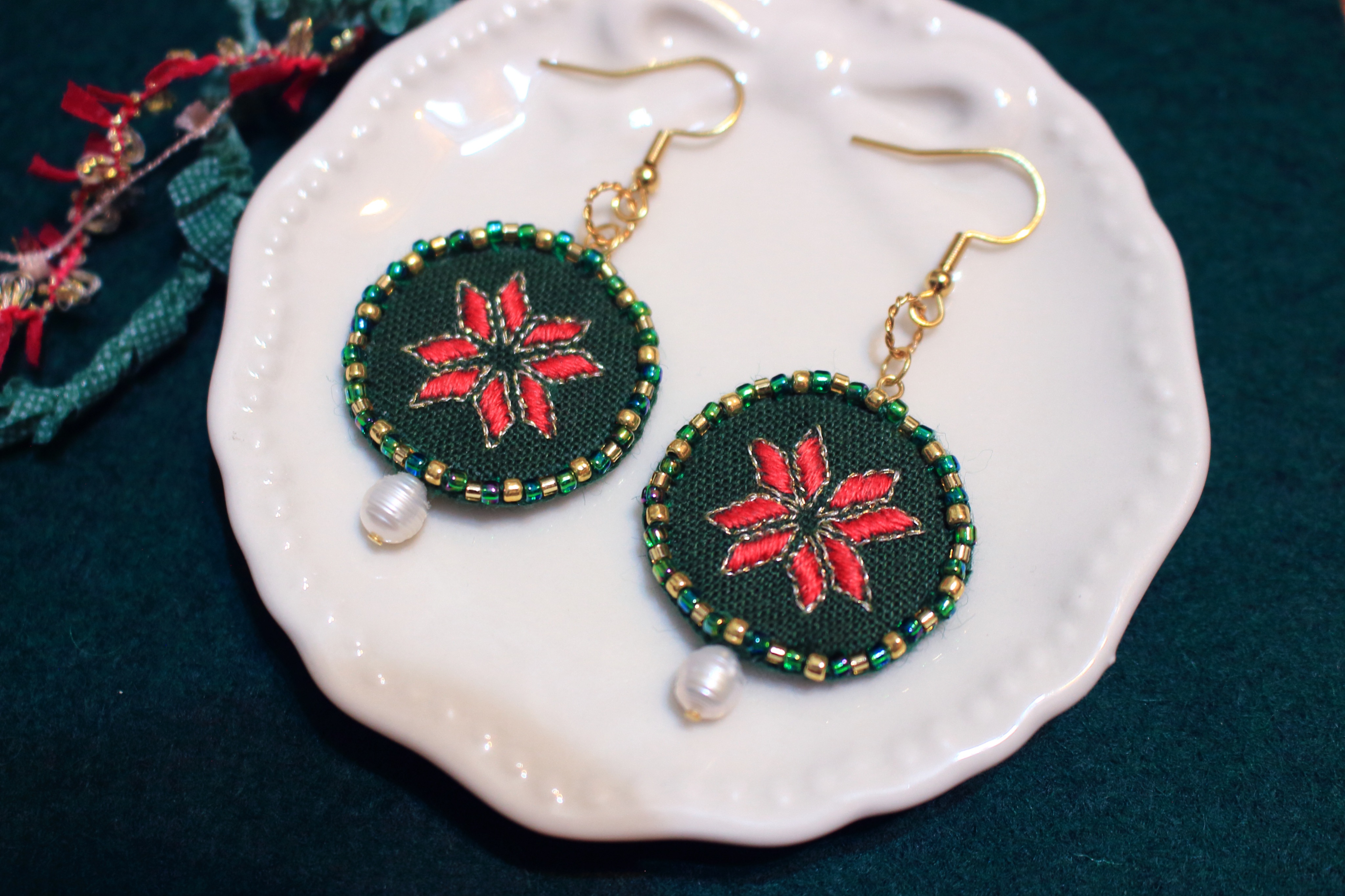 優雅聖誕紅圖騰刺繡珍珠耳環