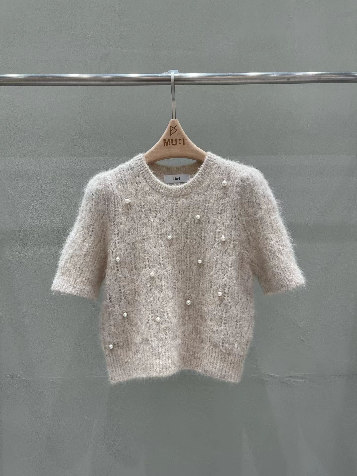 Mui泰熙家珍珠針織短袖上衣