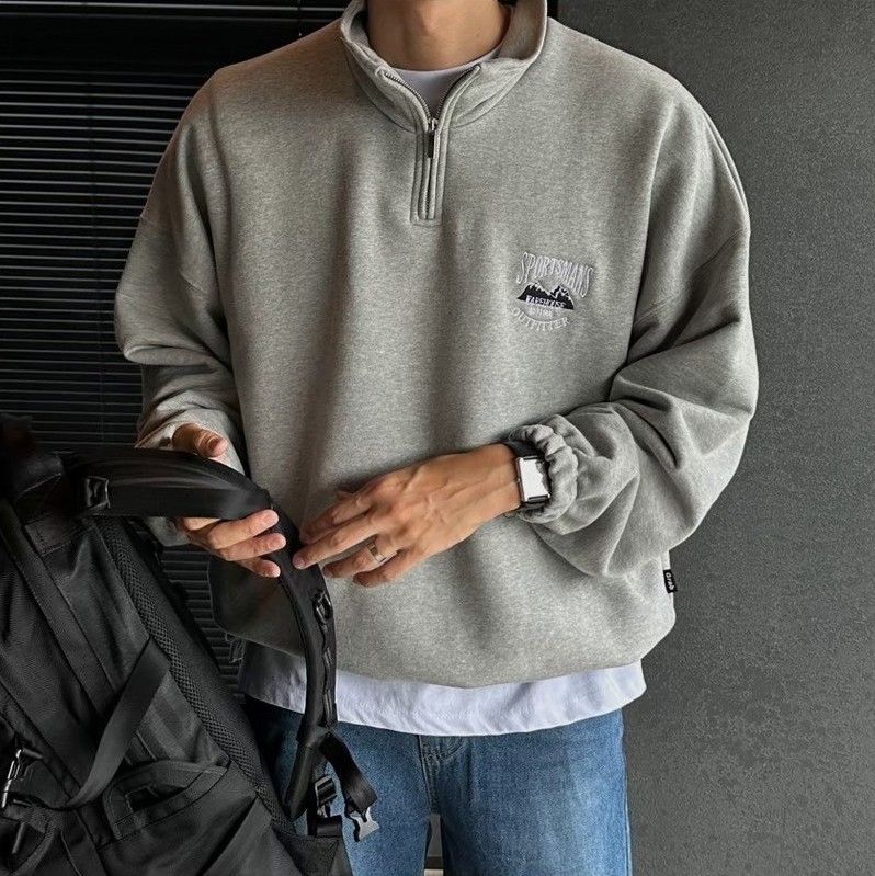 刺繡山脈小高領大學T