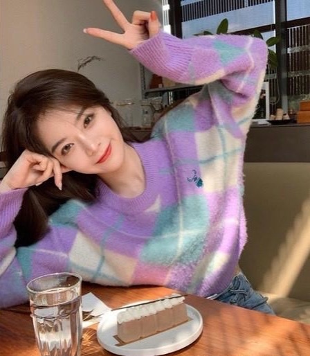 刺繡毛怪菱格羊絨毛衣