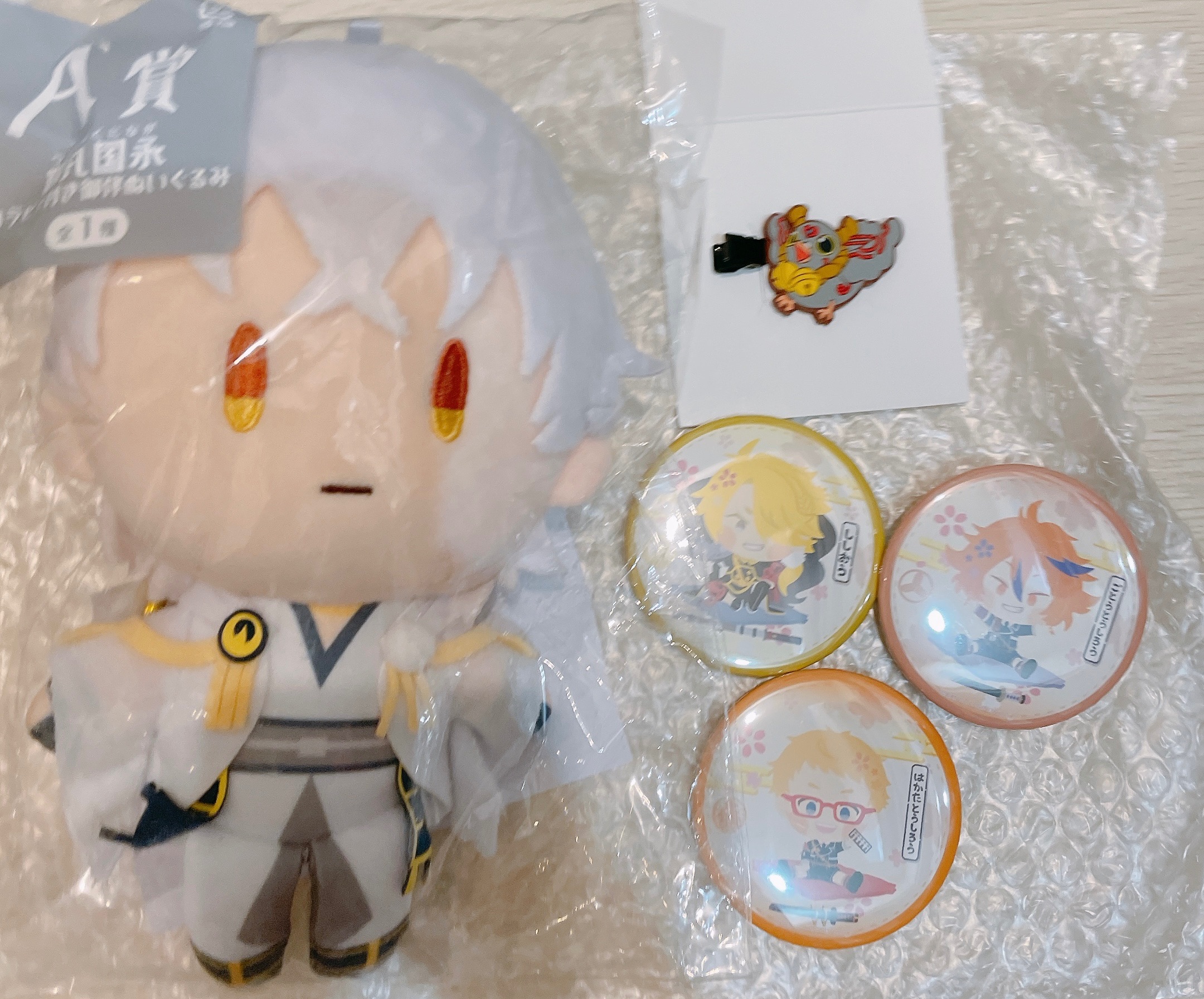 鶴丸A賞娃娃+髮夾+3個徽章