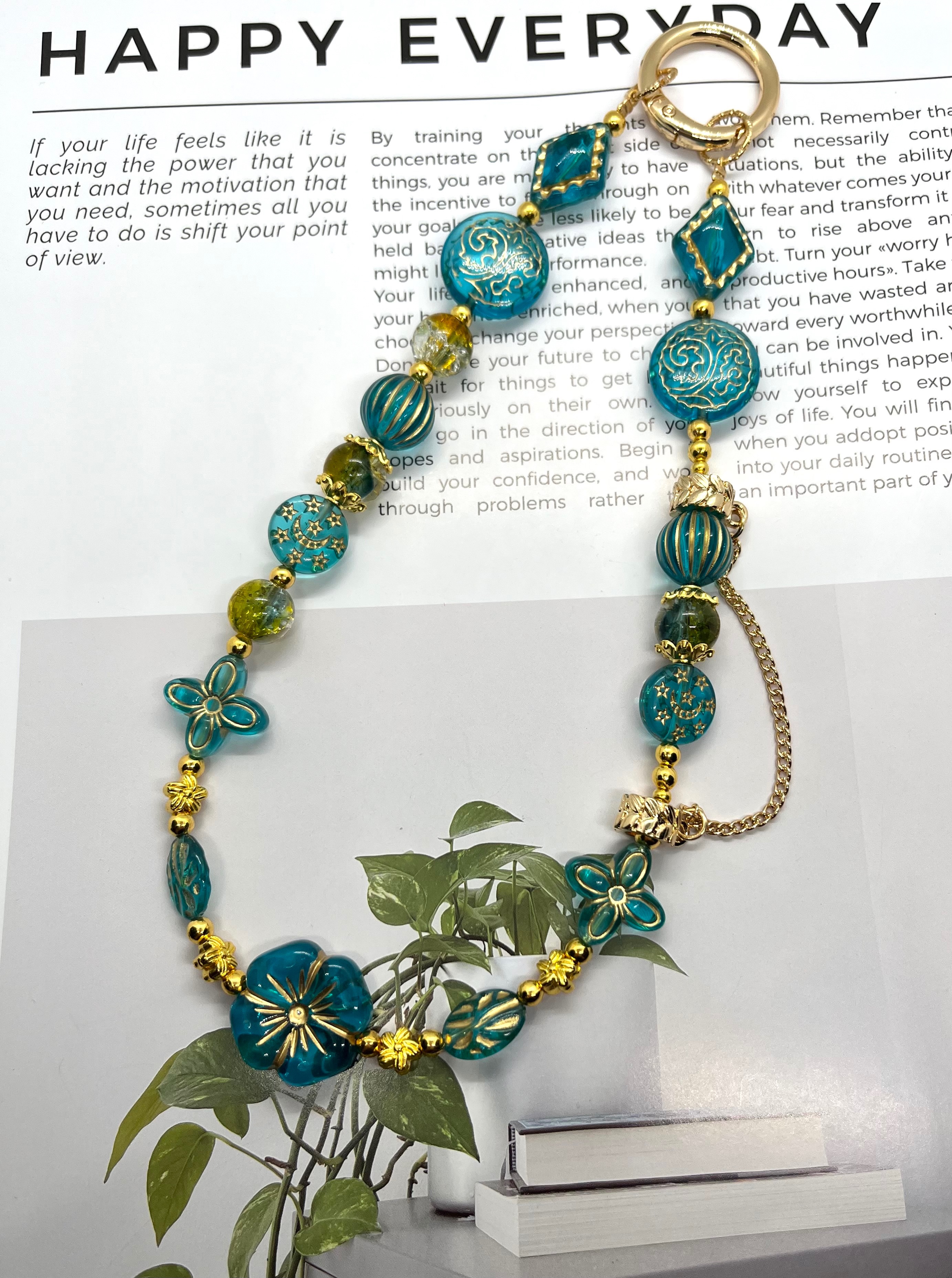 ［賣完需預購區（手作）-非天然石］：（透孔藍1）仿捷克系列手機鏈