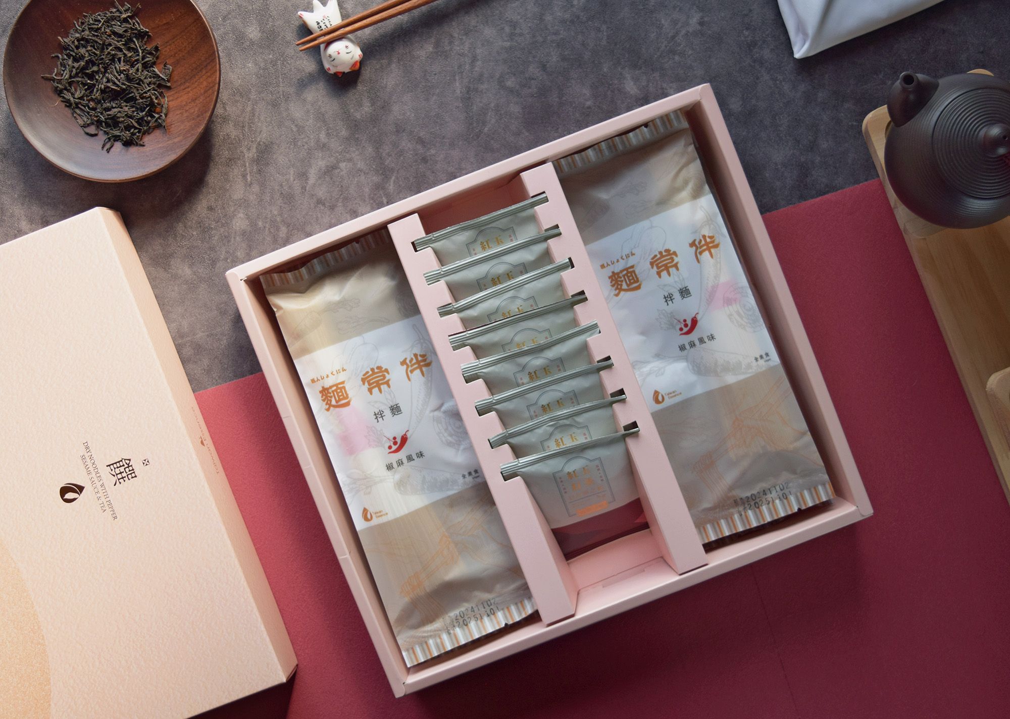 饌禮盒-麵常伴-椒麻風味拌麵6入+日月潭之舞-紅茶茶包8入