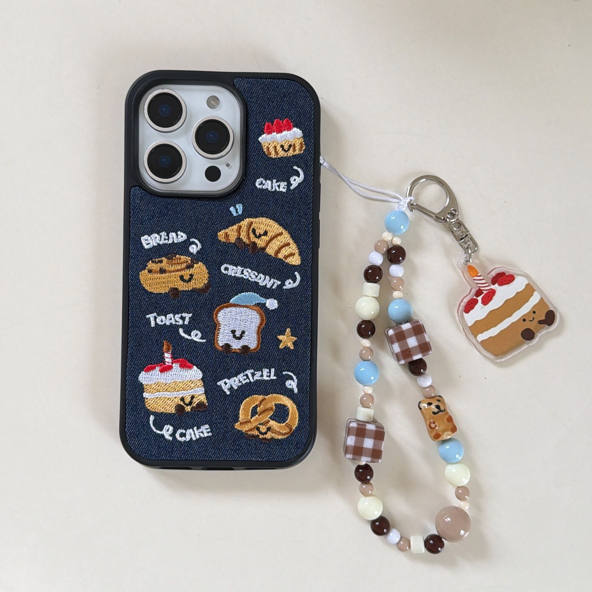 11 p.m.| 萌萌可愛 牛仔布面刺繡 蛋糕麵包插圖 吊飾珠珠掛繩iPhone手機殼（14-17）