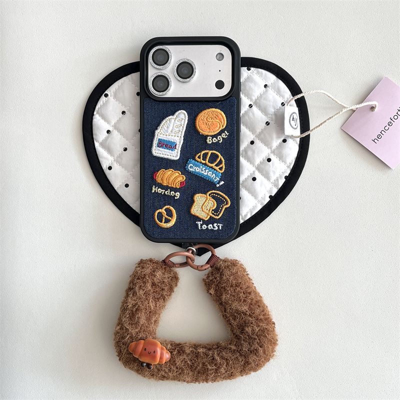 11 p.m.| ins牛仔布面 刺繡熱狗麵包 毛絨掛繩 iPhone手機殼（14-17）
