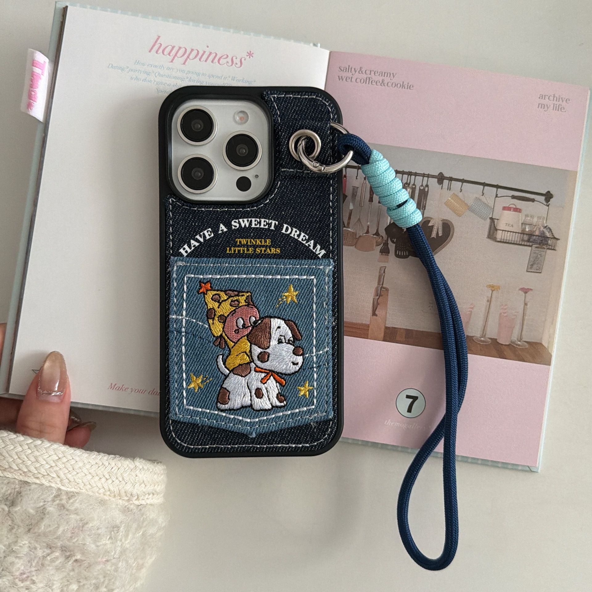 11 p.m.| 質感 牛仔布插卡口袋 刺繡星星人小狗 牛仔星星人 口袋掛繩 iPhone手機殼（14-17）