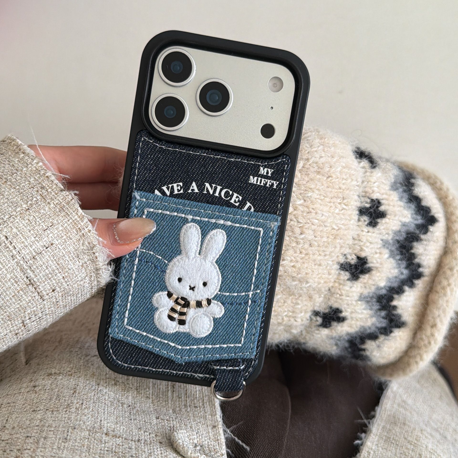 11 p.m.| 質感 牛仔布插卡口袋 刺繡米菲兔 牛仔米菲兔 吊飾 iPhone手機殼（14-17）