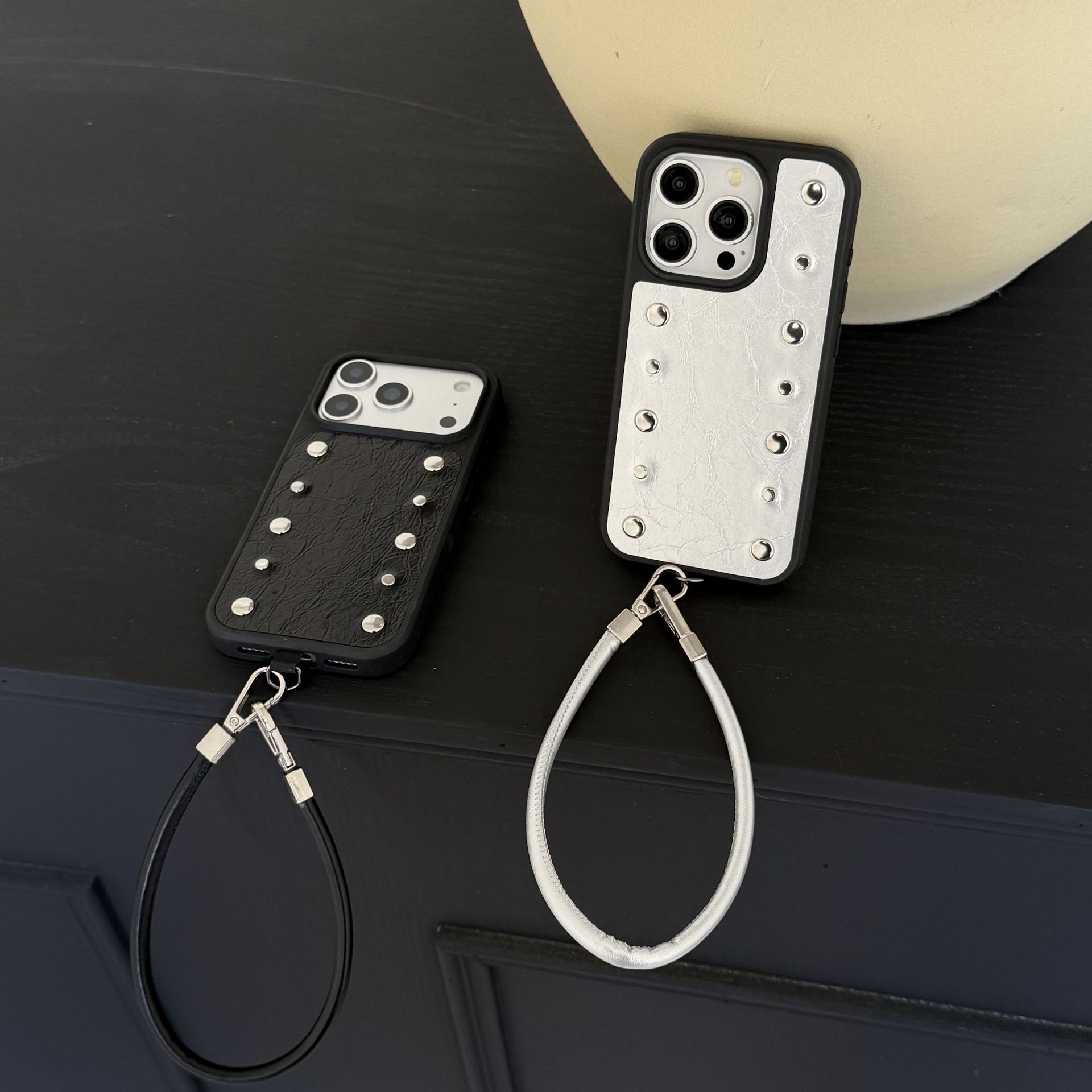 11 p.m.| ins時髦高級感 個性皺褶皮質 立體鉚釘  雙排鉚釘 短掛繩 iPhone手機殼（14-17）