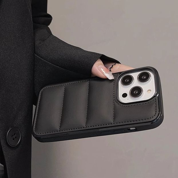 11 p.m.| 極簡個性 純黑澎澎羽絨外套造型 iPhone手機殼（11-17，有plus/air）