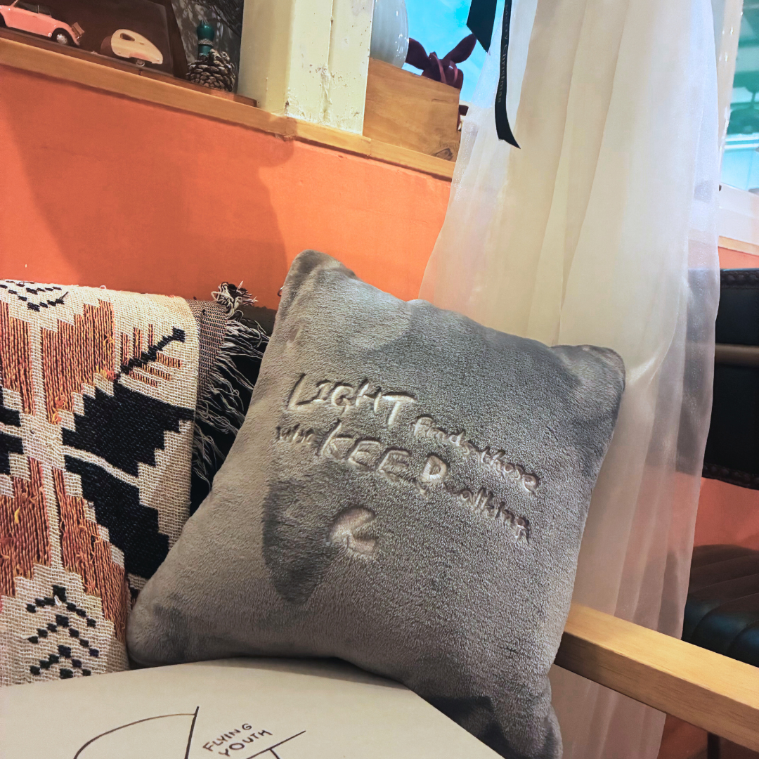 珊瑚絨刺繡兩用抱枕毯｜光會找到你