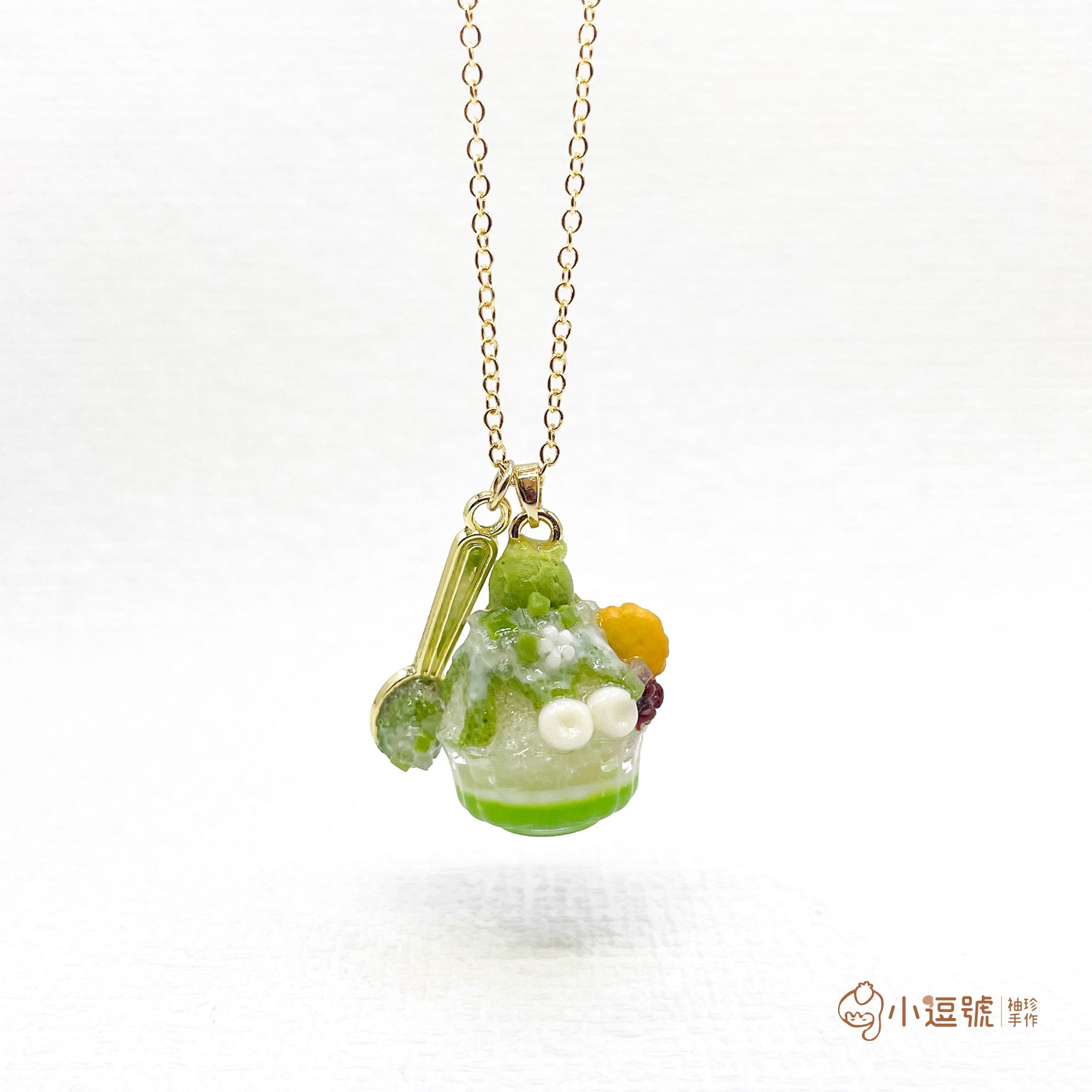 ✨小逗號袖珍手作✨｜夏日冰品祭｜嚐一口抹茶紅豆冰｜金色項鍊｜文創｜仿真甜點｜可愛｜手作｜黏土｜生日禮物｜療癒｜甜點飾品