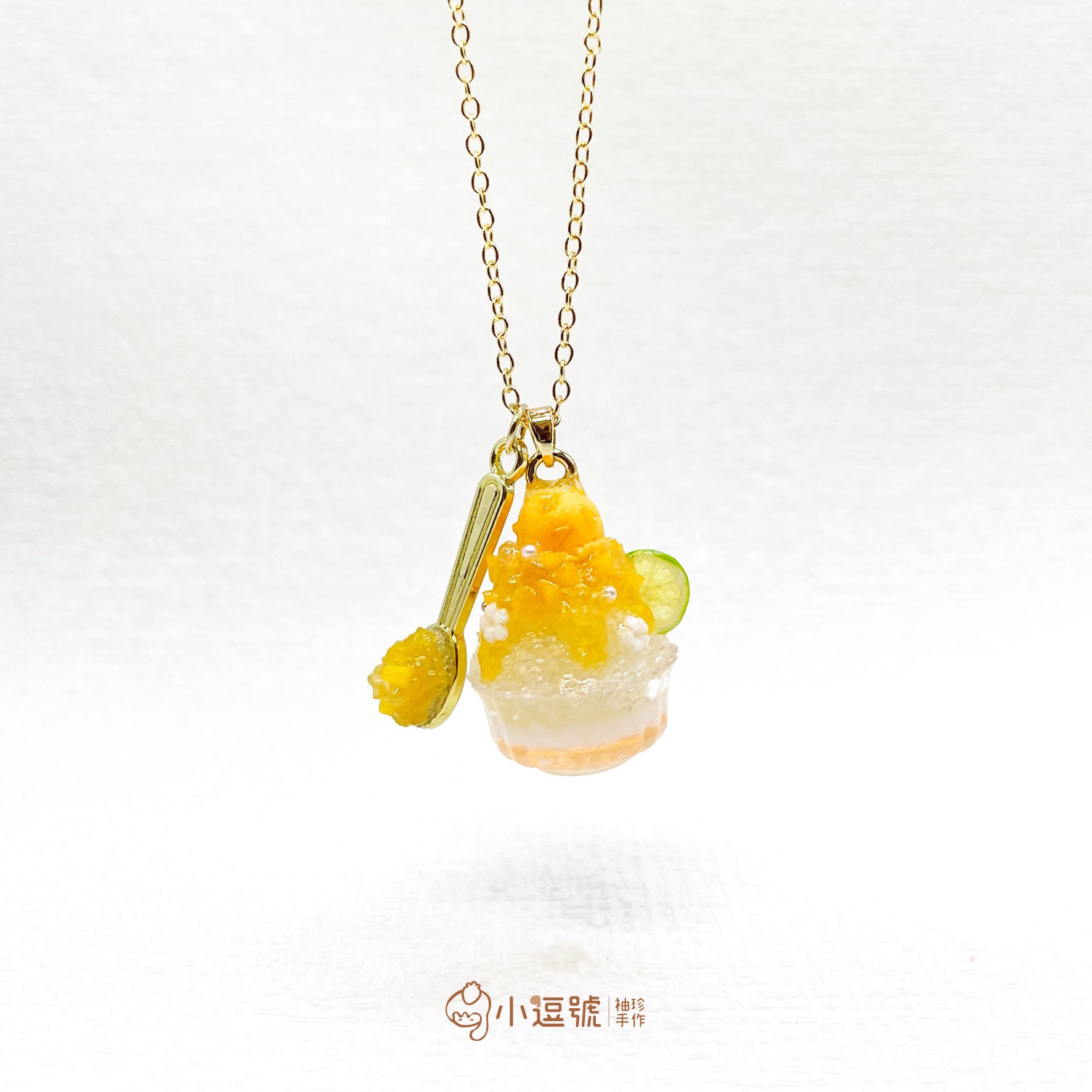✨小逗號袖珍手作✨｜夏日冰品祭｜偷偷嚐一口芒果QQ冰｜金色項鍊｜文創｜仿真甜點｜可愛｜手作｜黏土｜禮物｜療癒｜甜點飾品
