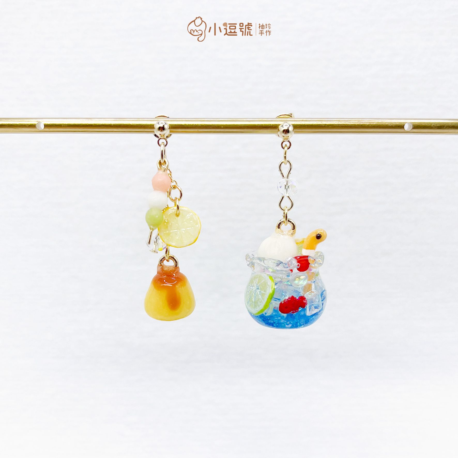 ✨小逗號袖珍手作✨｜日式點心｜花園鰻游進金魚缽裡＋布丁糰子｜不對稱耳環｜文創｜仿真食物｜微縮｜手作｜禮物｜療癒｜甜點飾品