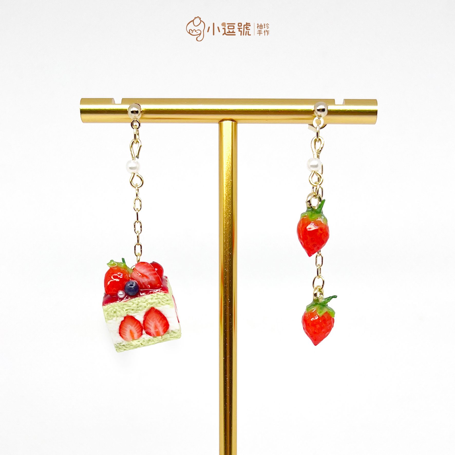 ✨小逗號袖珍手作✨｜抹茶草莓蛋糕＋草莓｜不對稱耳環｜文創｜仿真食物｜微縮｜可愛｜手作｜生日禮物｜療癒｜甜點耳環