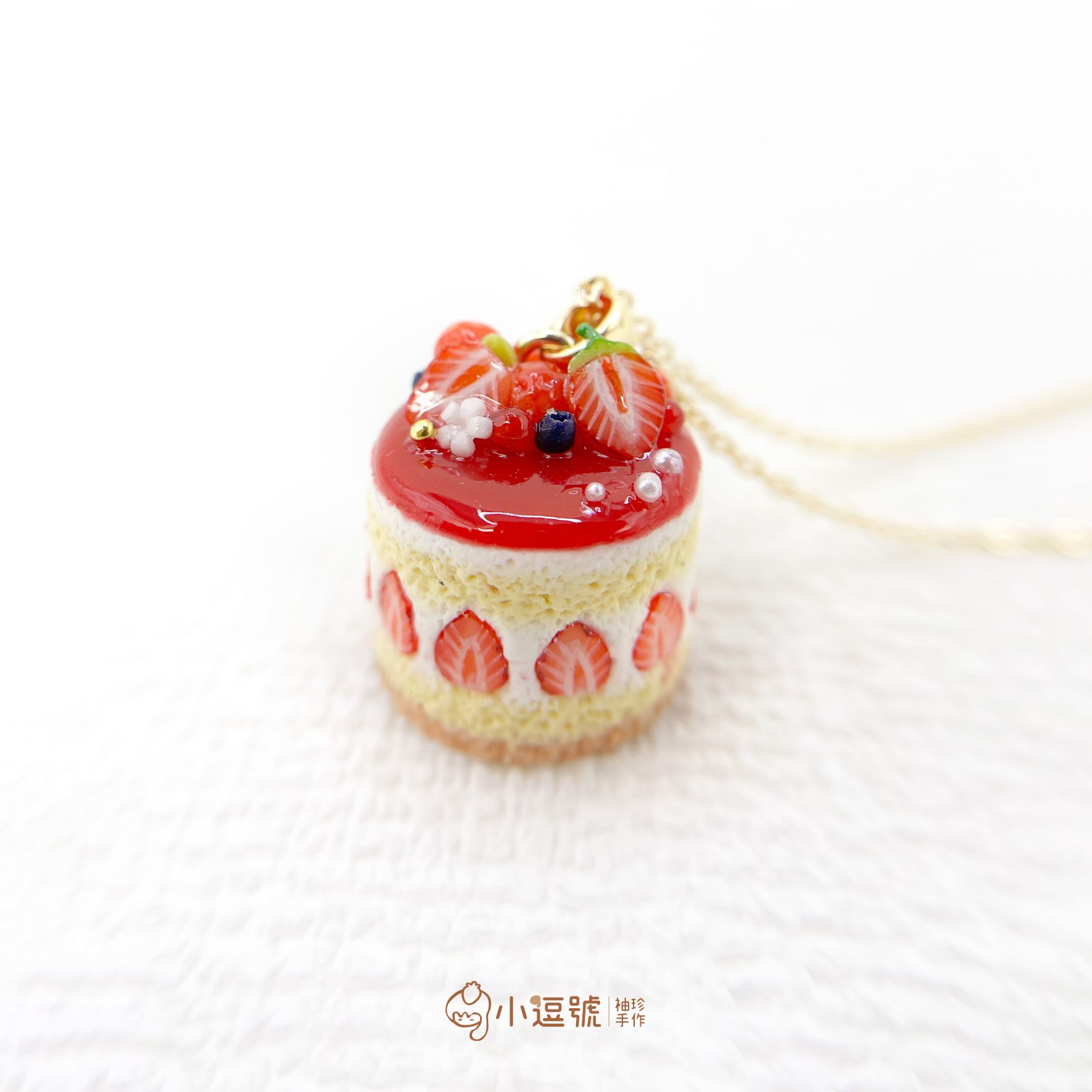 ✨小逗號袖珍手作✨｜草莓果醬大蛋糕｜金色項鍊｜文創｜仿真甜點｜可愛｜手作｜黏土｜禮物｜療癒｜甜點飾品