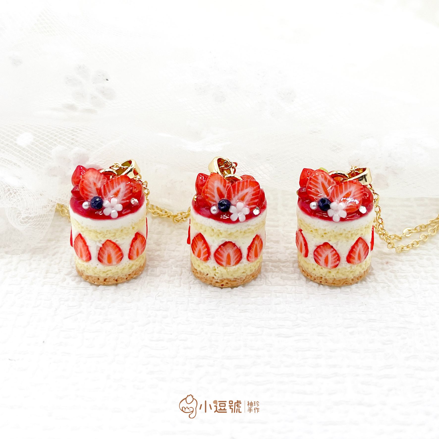✨小逗號袖珍手作✨｜莓果草莓小蛋糕｜金色項鍊｜文創｜仿真甜點｜可愛｜手作｜黏土｜禮物｜療癒｜甜點飾品