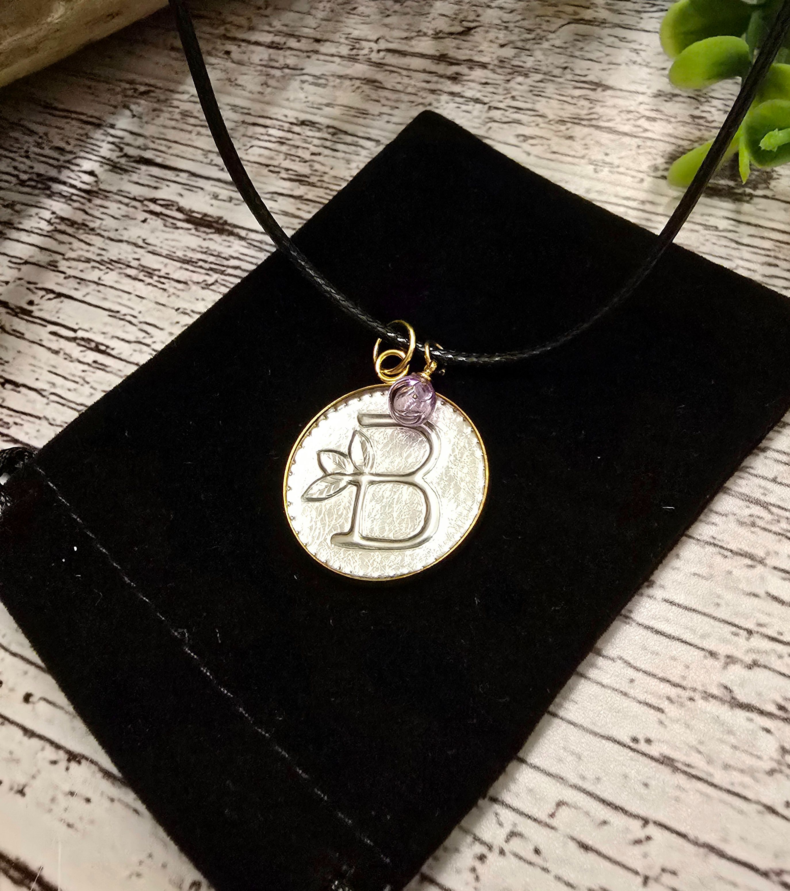 【聖誕禮盒】聖誕香氛錫雕字母飾品 （項鍊/鑰匙圈）