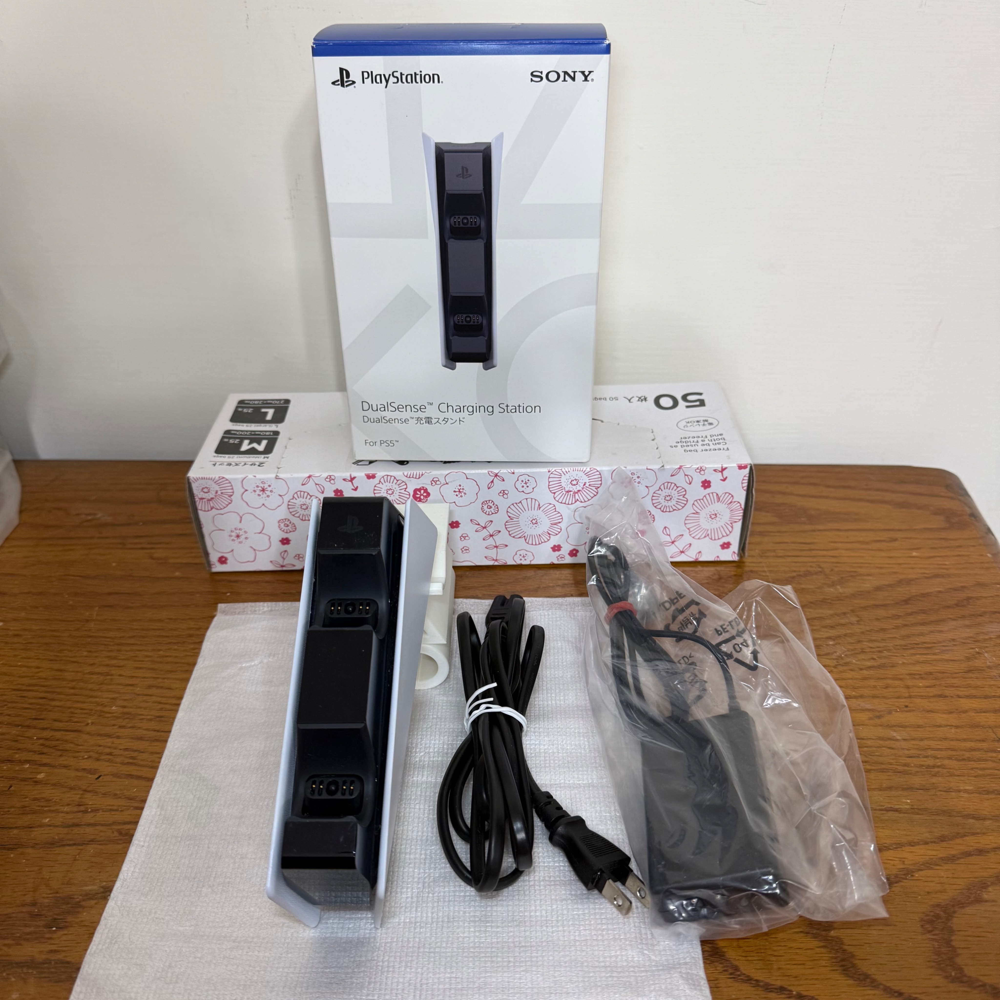 （二手/九成新）PS5 Dualsense 原廠雙手把坐充 （台灣插座110/220V用）