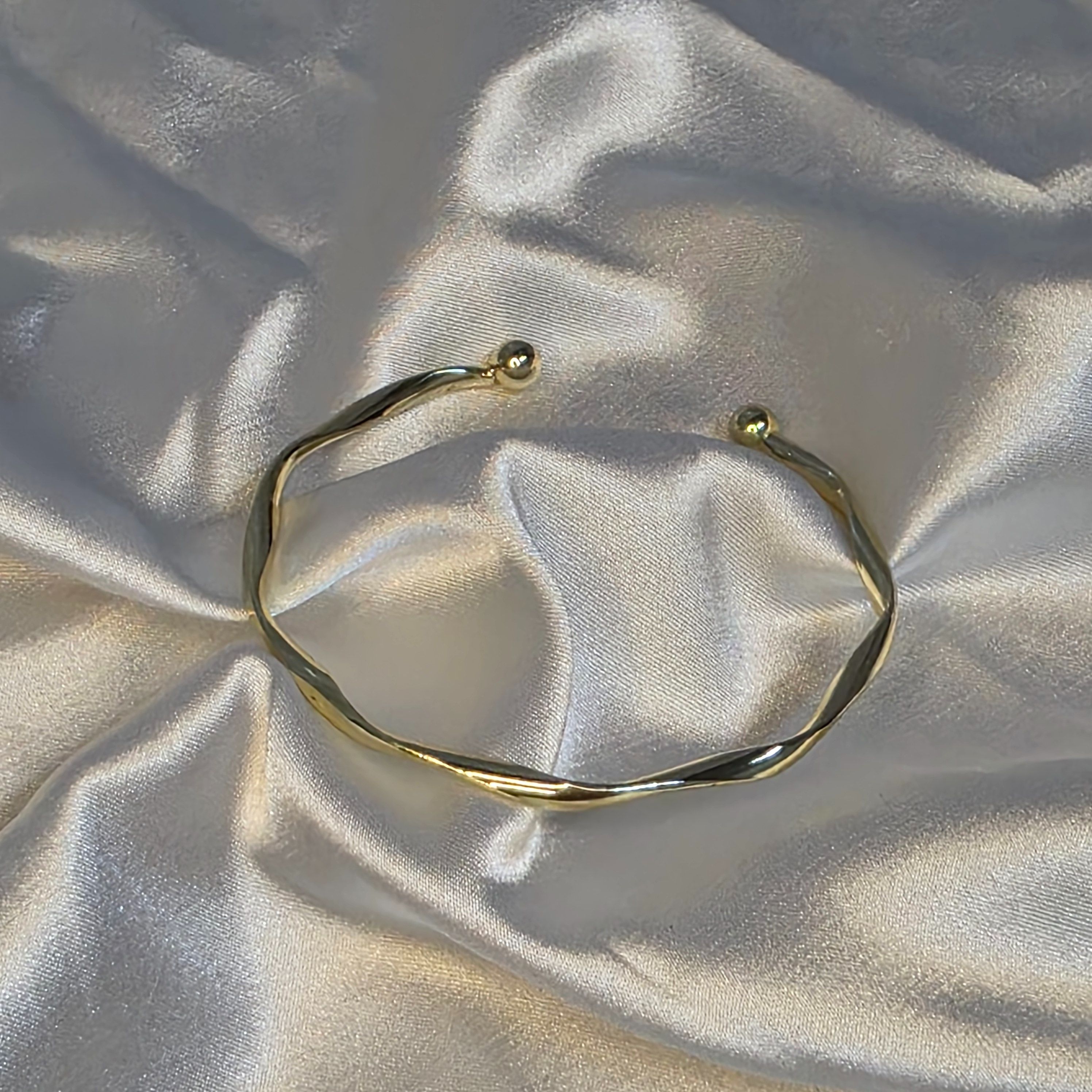 波光扭結開口手環｜溫柔韓系簡約手環｜不挑手圍手鐲｜氣質百搭金色手環｜ins風