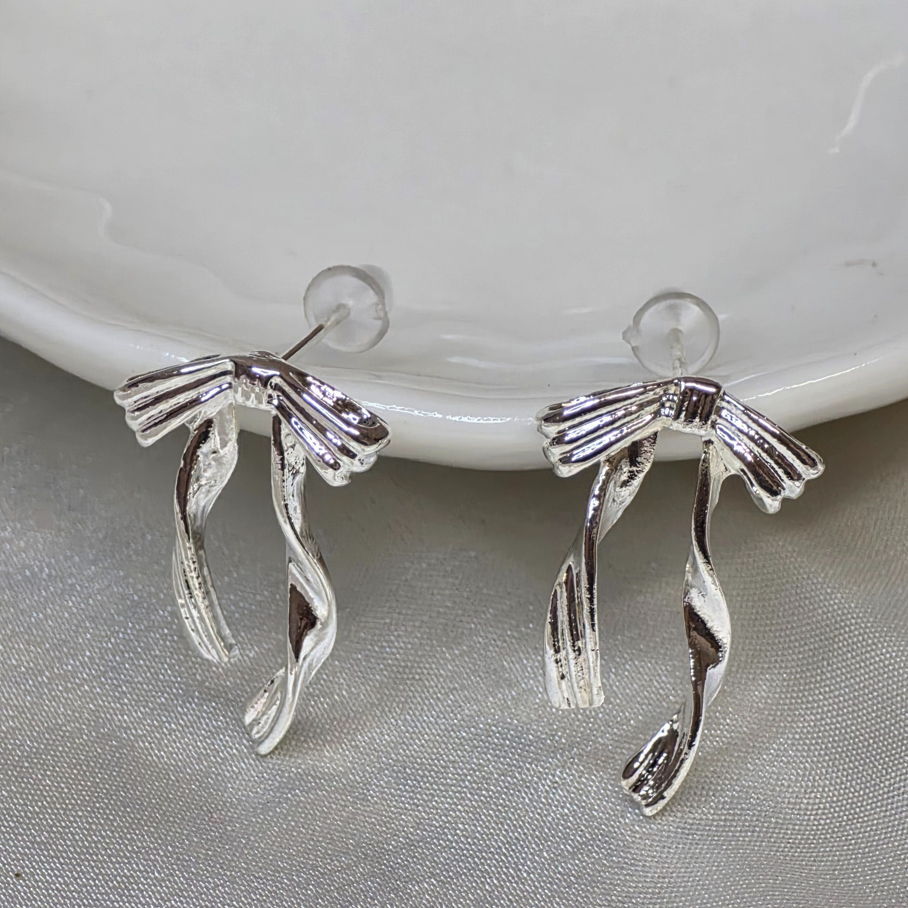 銀色飄帶蝴蝶結耳環｜氣質小眾設計｜不挑臉型垂墜耳飾｜韓系溫柔風