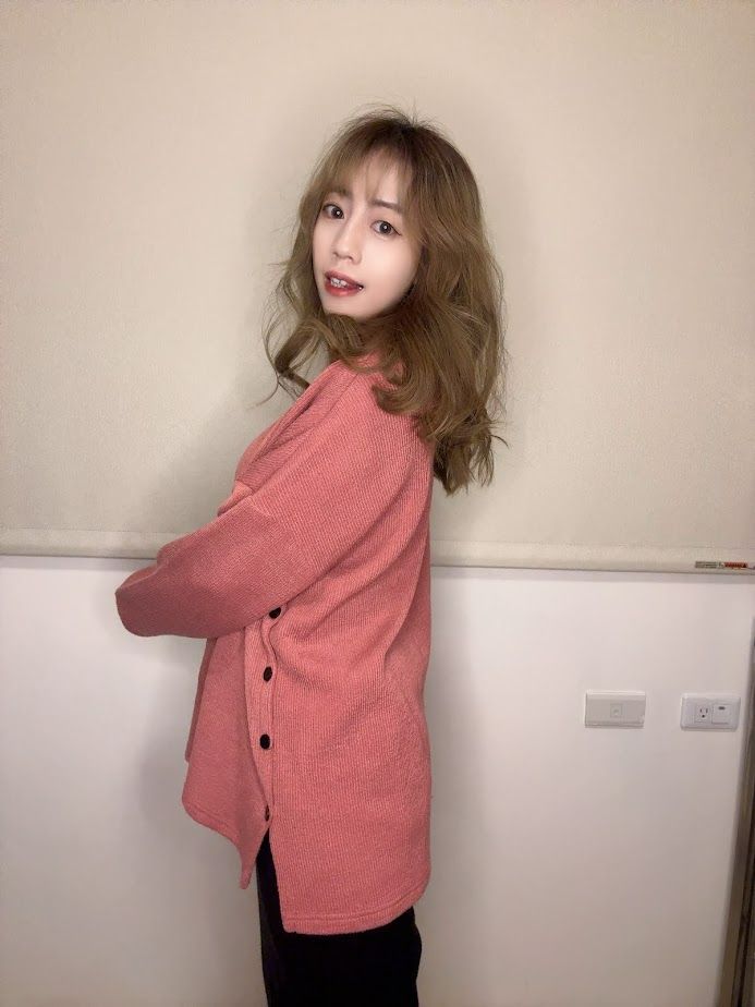 粉色長板針織上衣