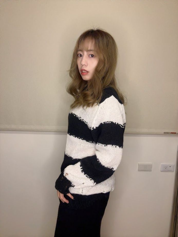 黑色條紋毛衣刷破款