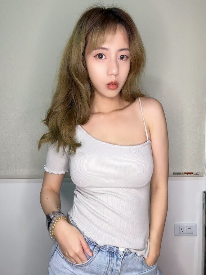 斜肩設計感上衣附胸墊