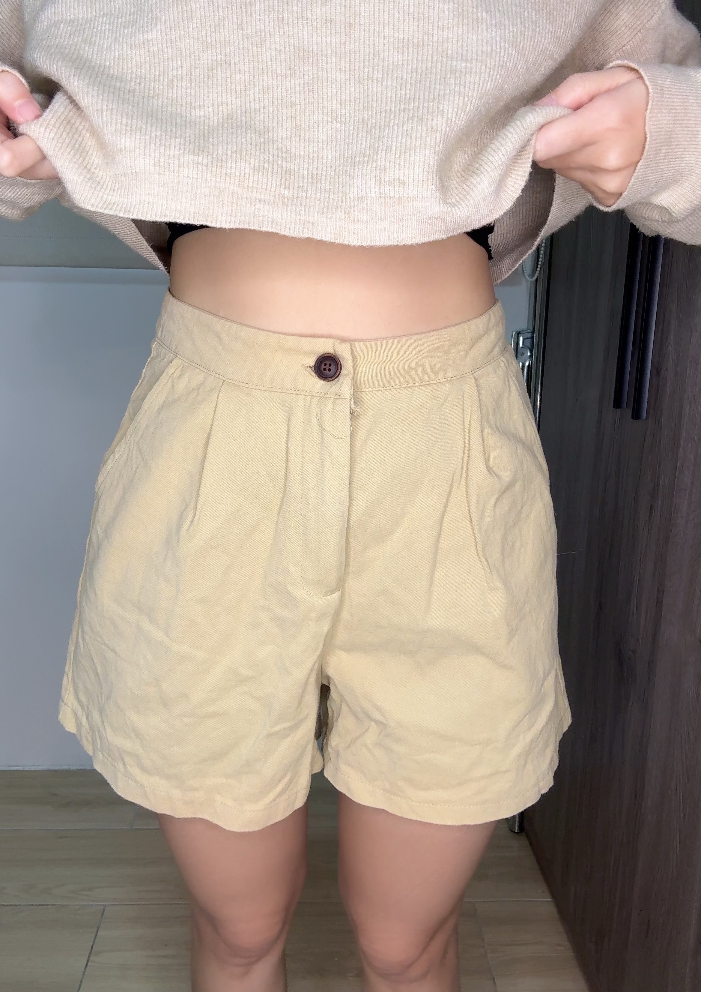 卡其色短褲