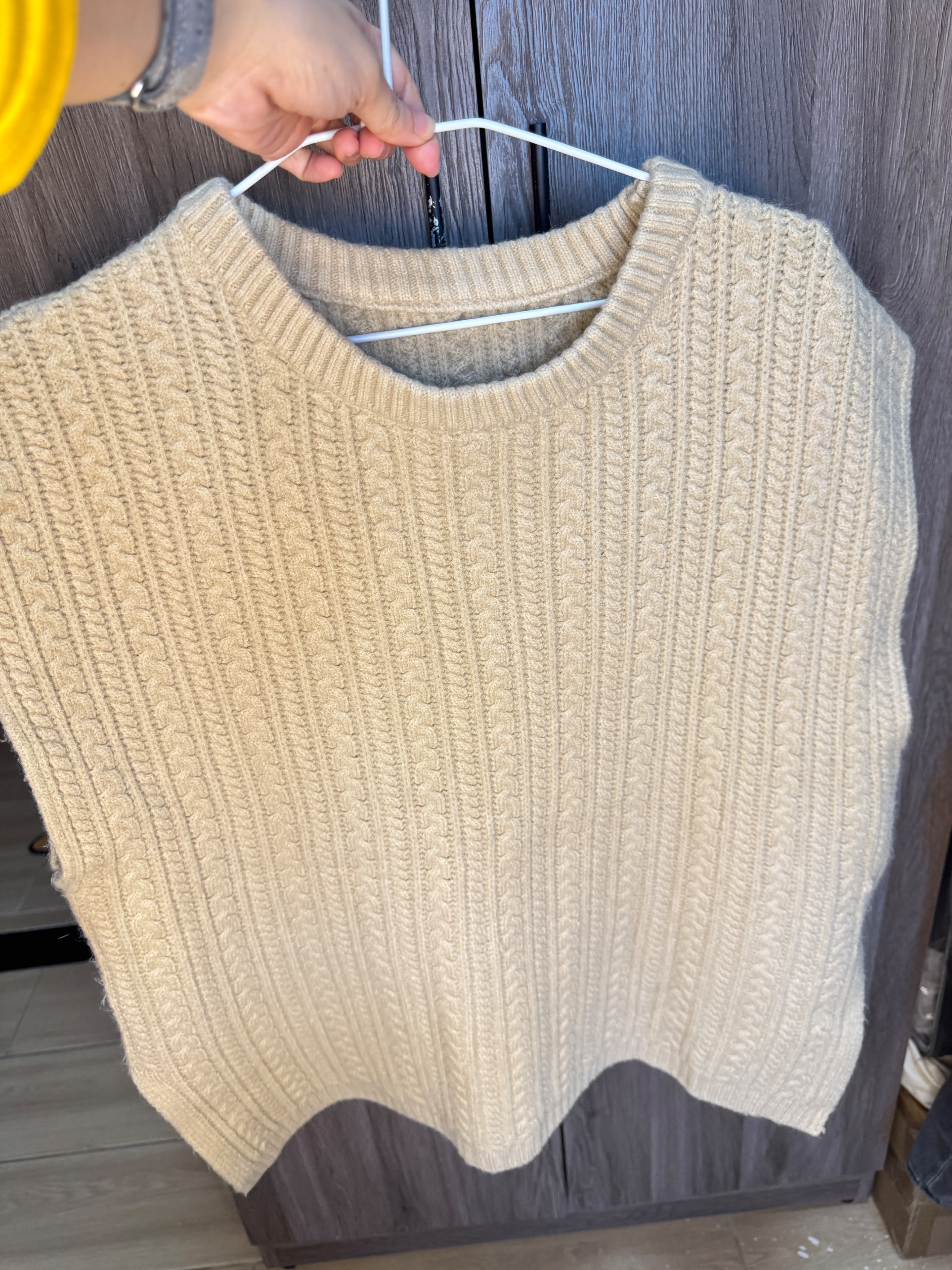 燕麥米色立體坑條針織背心