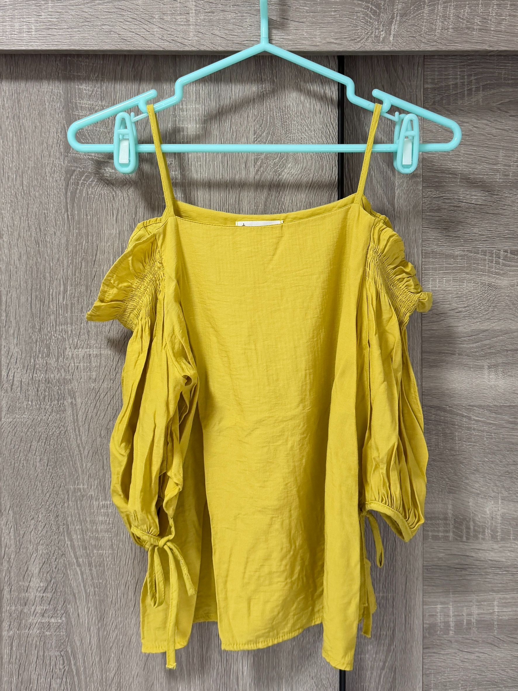 私物-二手-日貨-雪紡露肩袖口綁帶上衣（黃）
