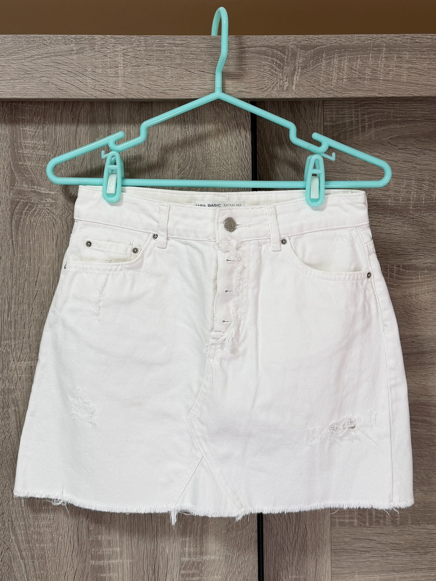 私物-二手-ZARA-排釦抽鬚牛仔短裙（白）