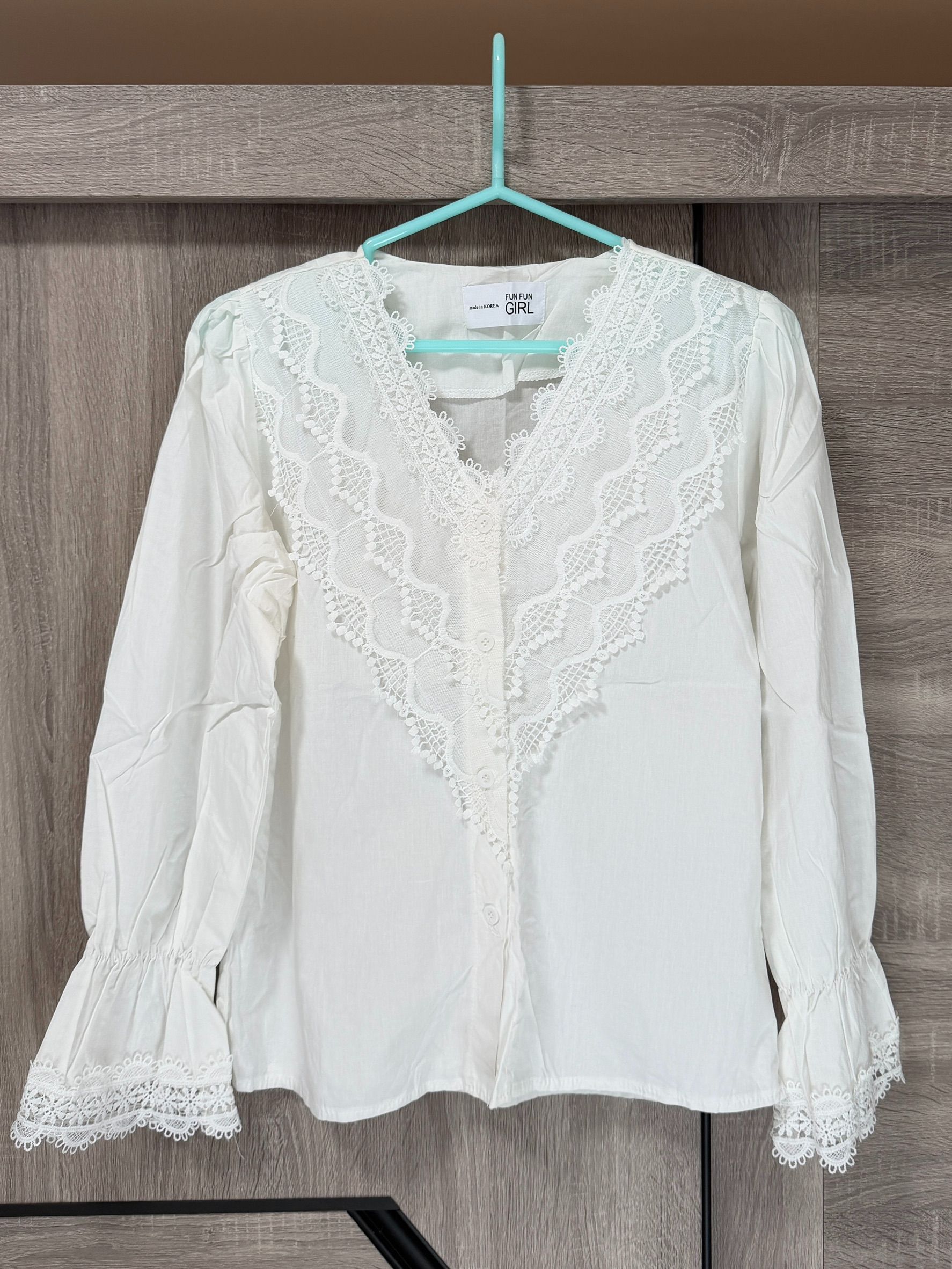 私物-全新-韓貨-白色宮廷風蕾絲刺繡V領襯衫