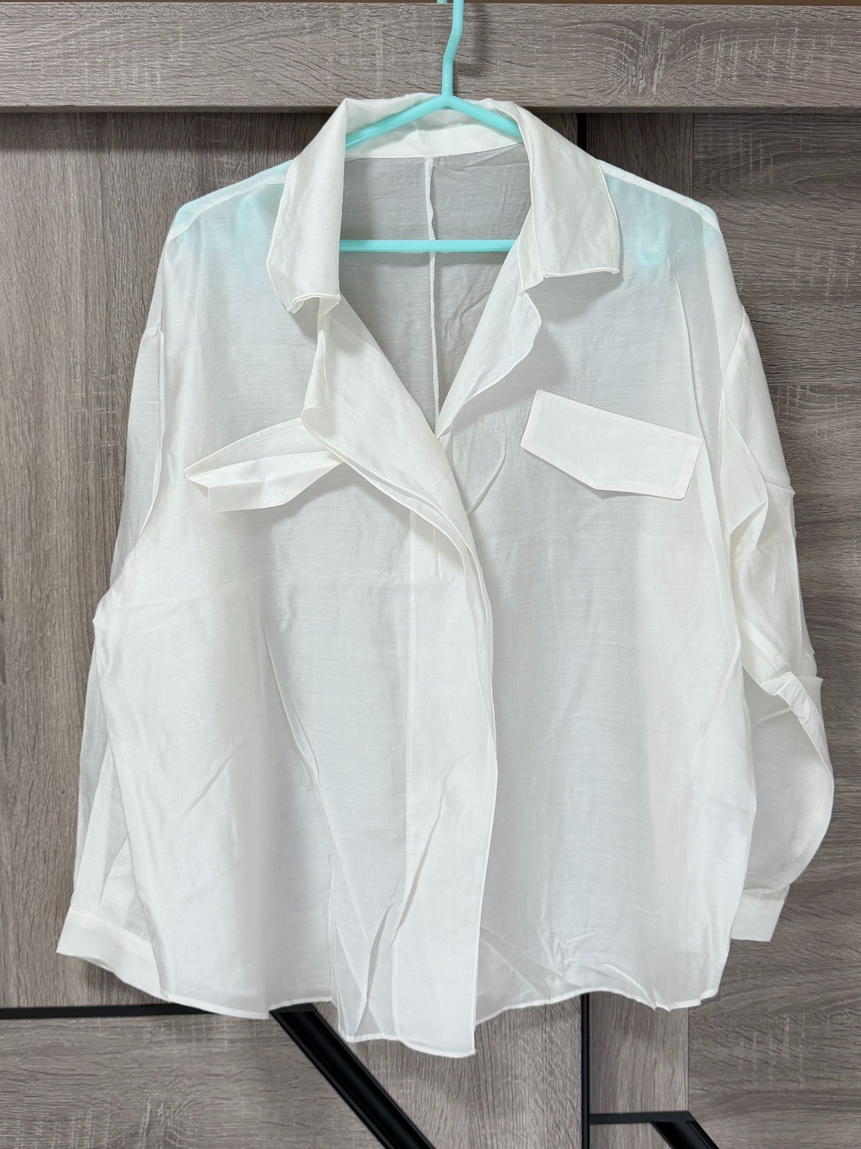 私物-全新-韓貨-天絲假口袋慵懶感V領白襯衫