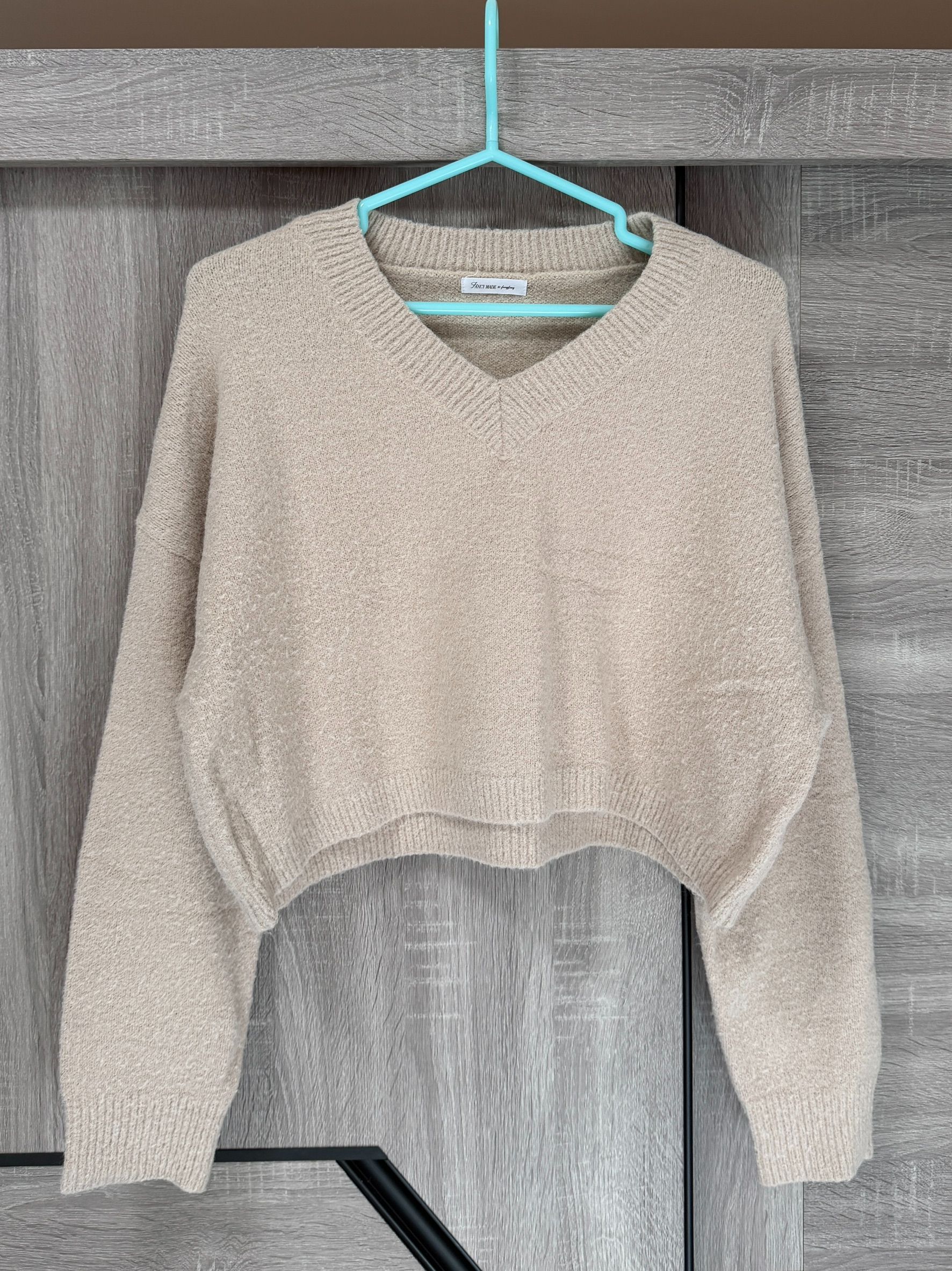 私物-全新-fancyfancy / Fancy Made-米色QQ毛V領落肩短版上衣