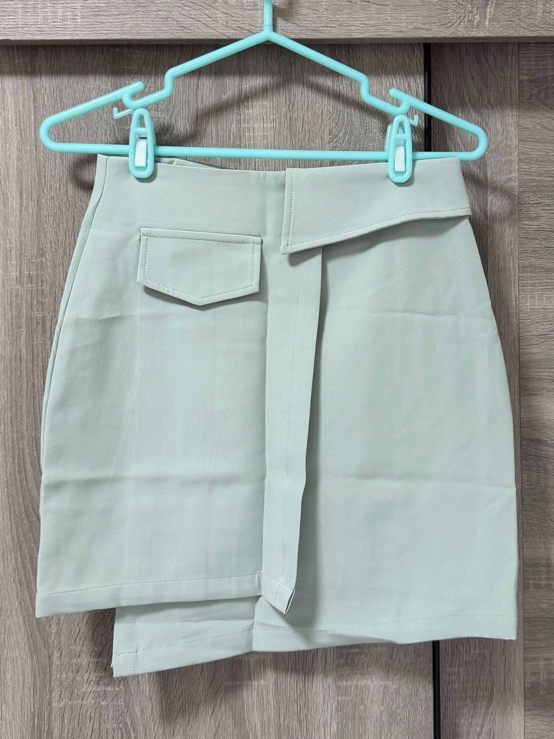 私物-全新-韓貨-韓系小姐姐光澤感薄荷色OL感套裝（襯衫+短裙）