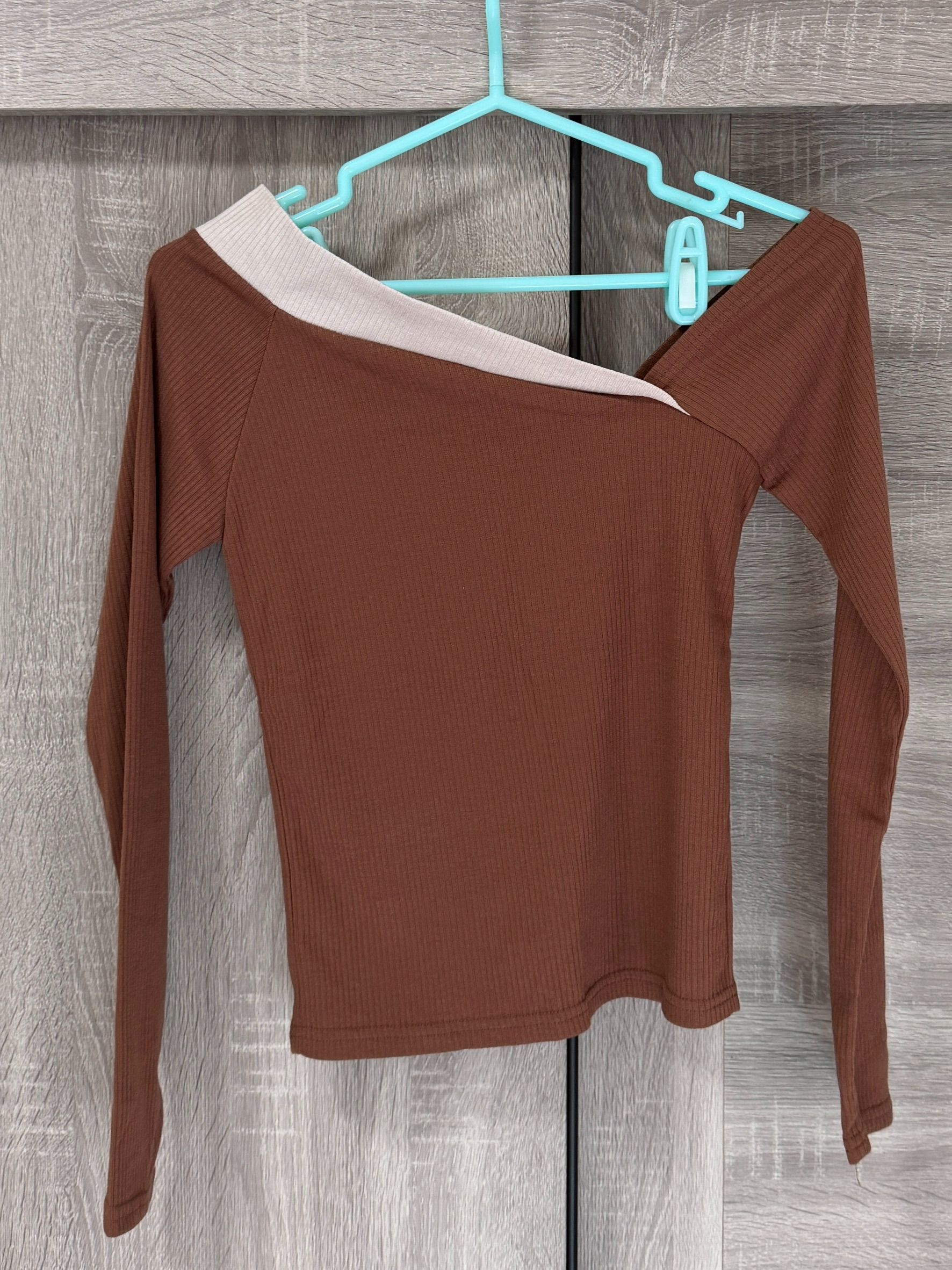 私物-全新-韓貨-斜領小性感拚色針織上衣（咖）