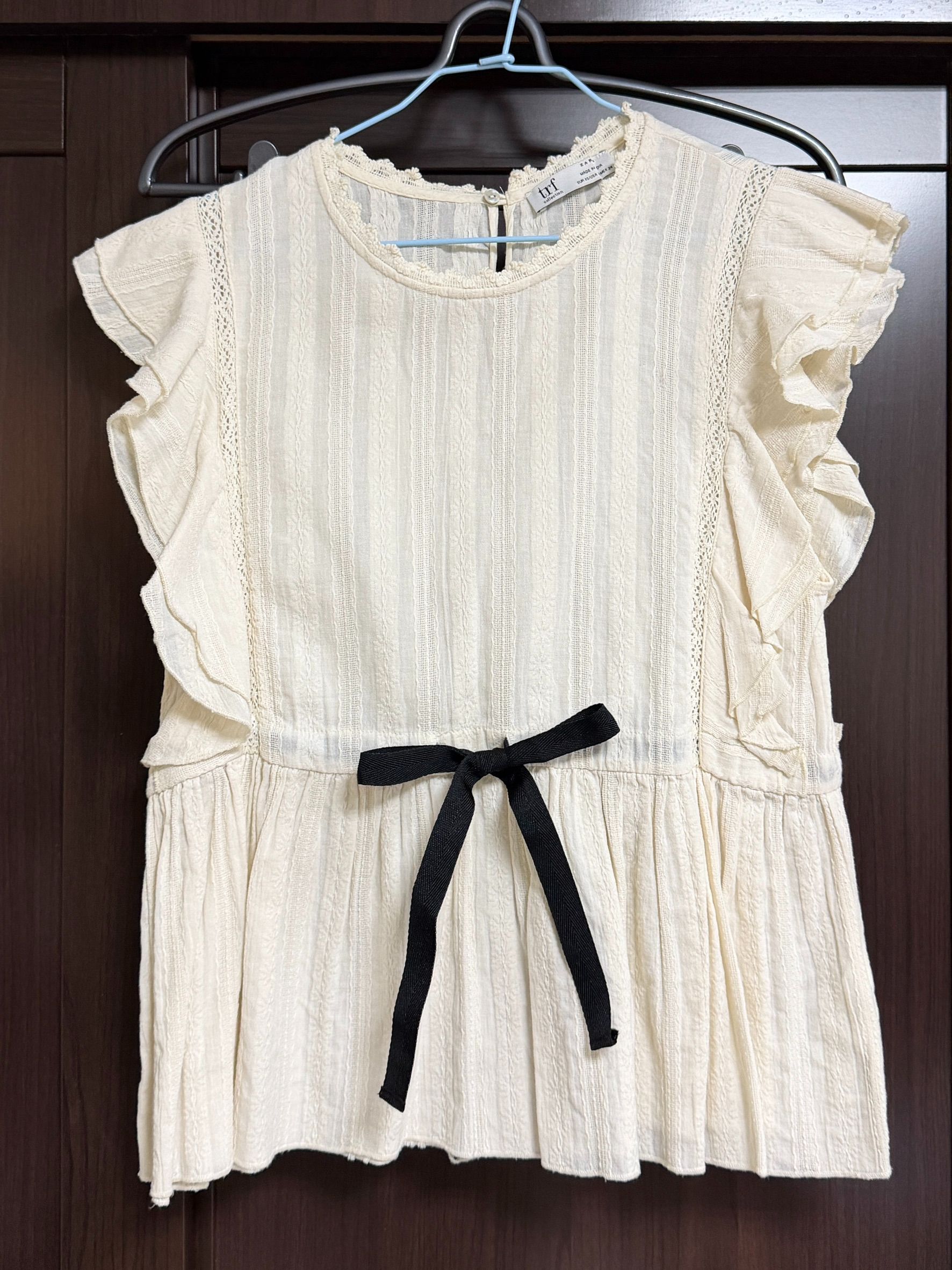 私物-二手-ZARA-棉麻米黃色蕾絲蝴蝶結綁帶上衣