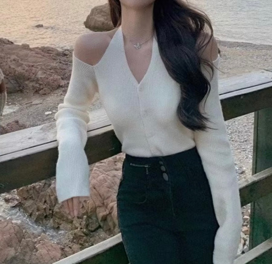 全新 性感露肩掛脖針織上衣 白色