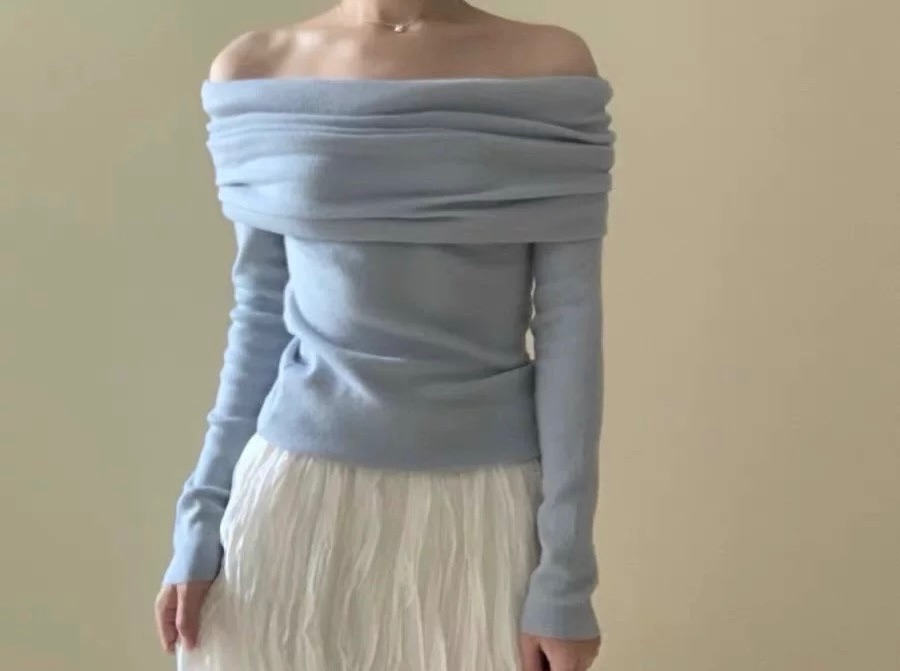 淺藍一字領上衣