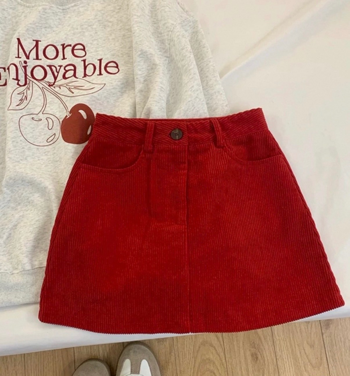 全新 紅色燈芯絨短裙