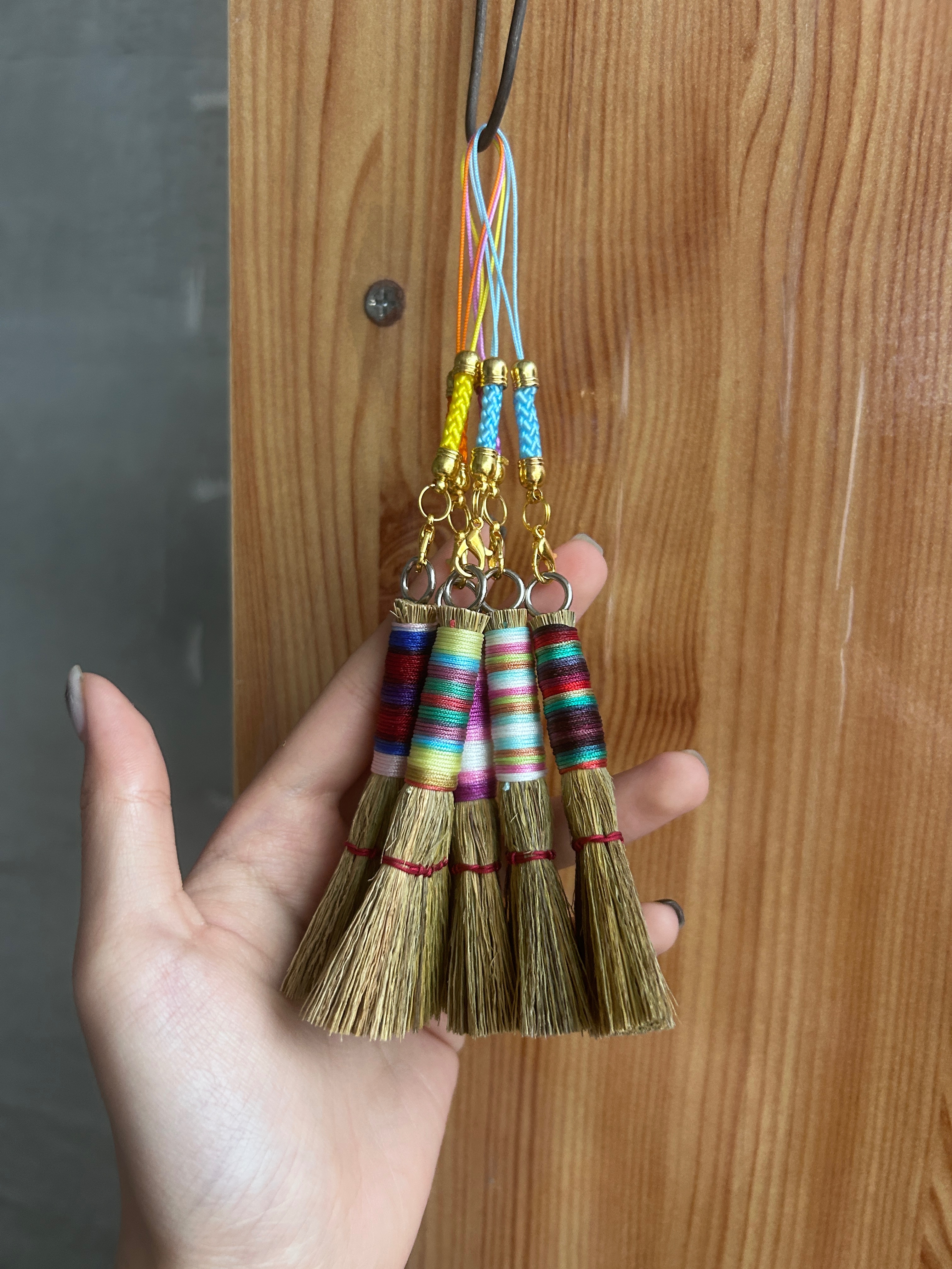 迷你天地小掃帚吊飾（可備注喜歡的顏色 沒有庫存就隨機出貨）