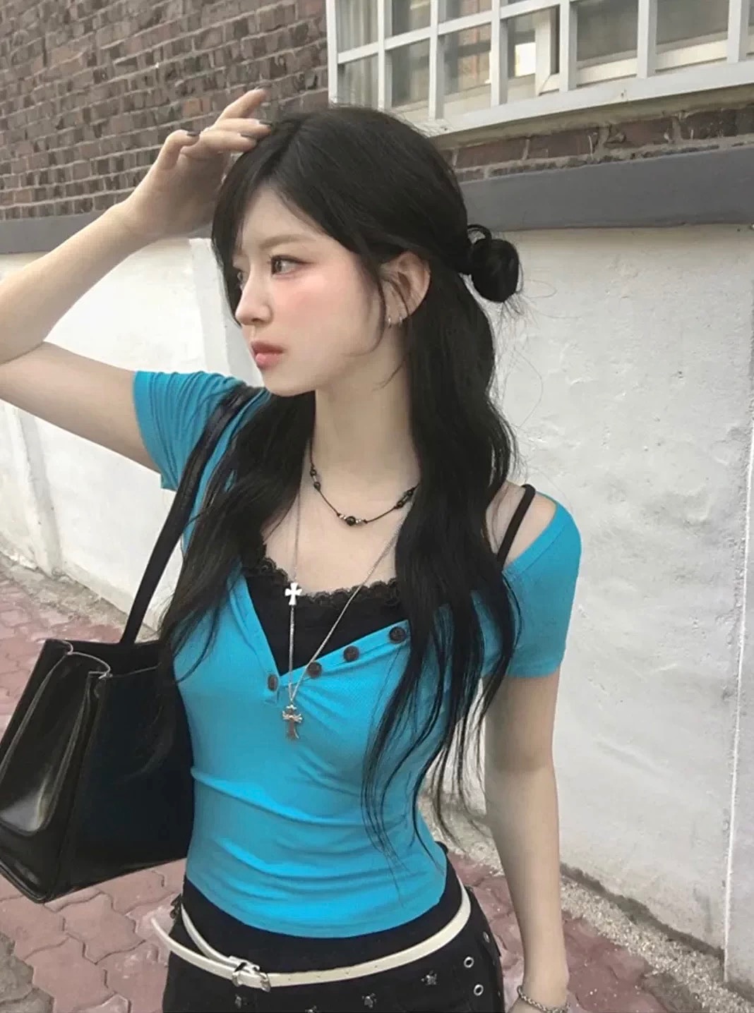 時髦顯白神色.ᐟ.ᐟ 小排扣V領坑條上衣