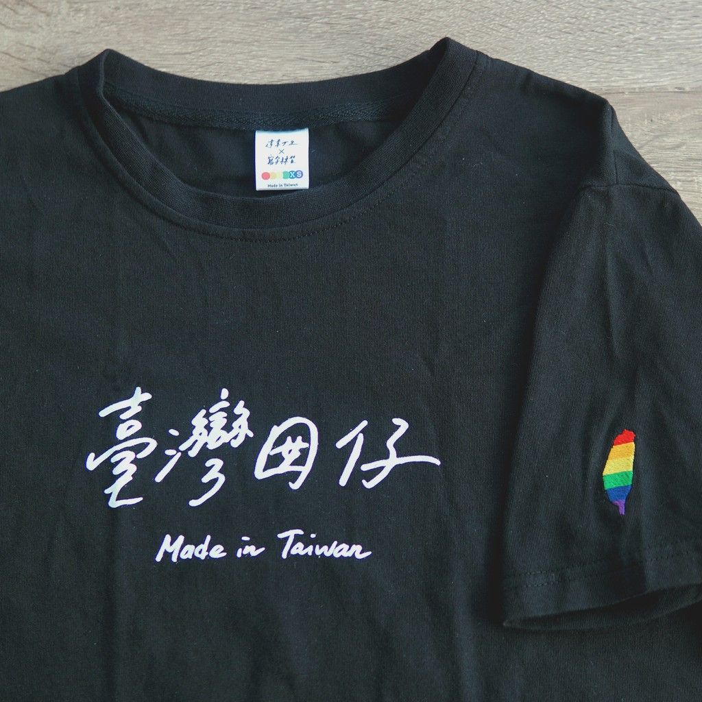 【3.O 寬版】臺灣囡仔電繡T-shirt（黑白兩色）／違章女生Ｘ寫字練習