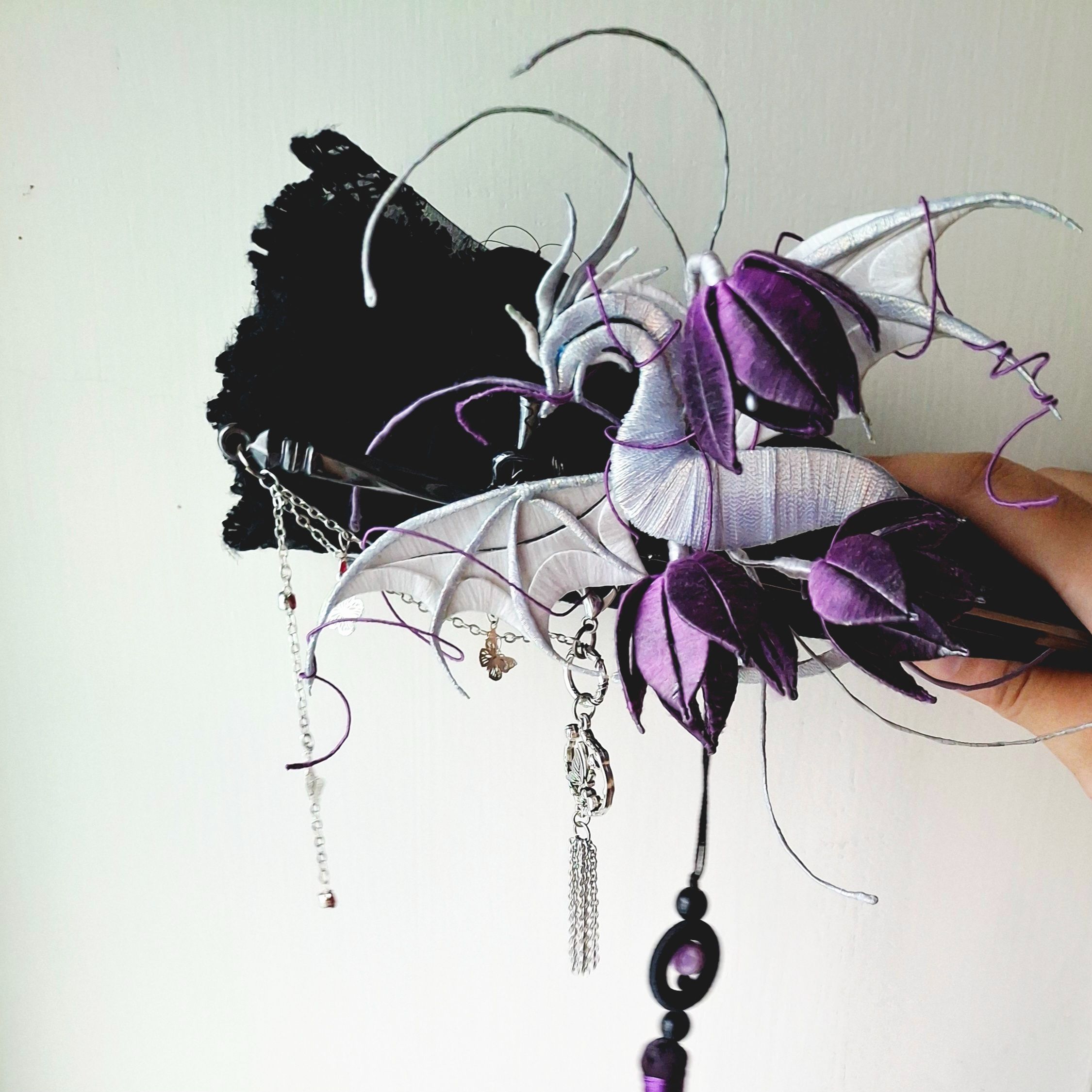 【作品展示】大公爵亞歷斯．飛龍別針劍鞘機關角色印象纏花摺扇