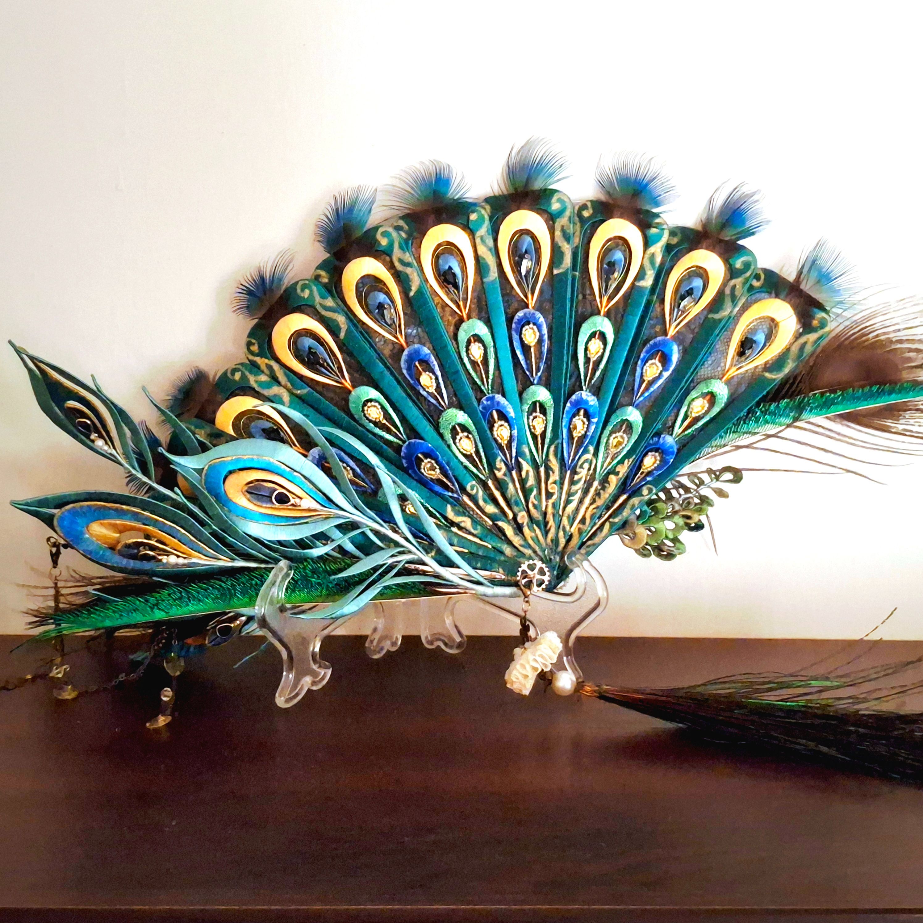 【作品展示】石魔女斑迪塔．孔雀羽翎劍鞘機關角色印象纏花摺扇