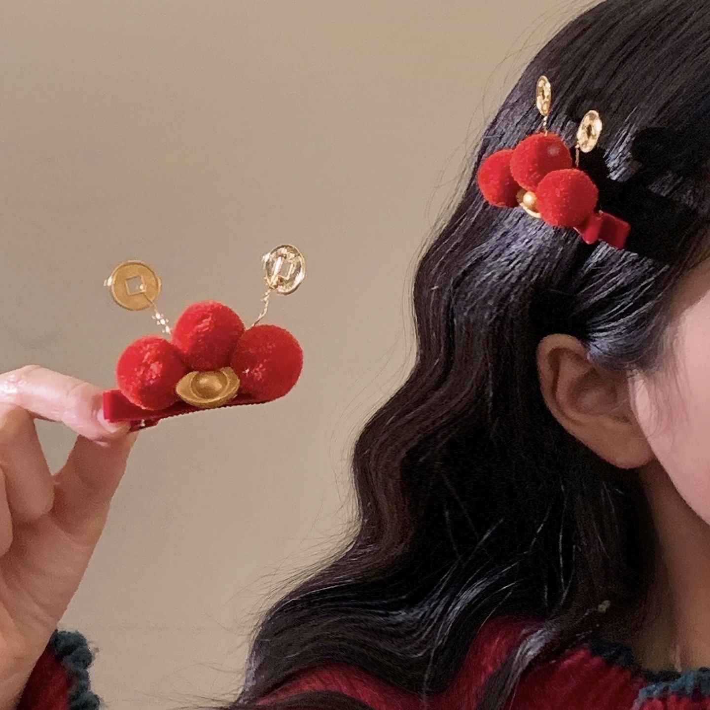 新年招財紅毛球銅錢小髮夾（2入）