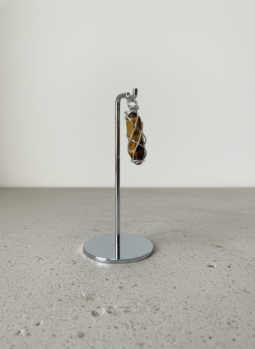 恆毅之眼｜天然虎眼石手工繞線六角晶柱吊墜 抗敏鋼線 招財 穩定事業運 強化職場氣場